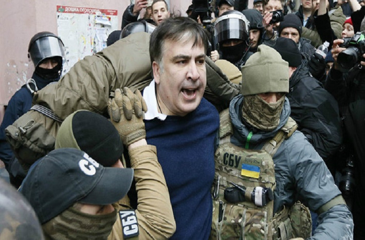 Sáng 5/12, lực lượng an ninh Ukraine đã khám nhà của cựu Tổng thống Gruzia Mikhail Saakashvili ở trung tâm thủ đô Kiev do nghi ngờ ông Saakashvili giúp đỡ và che giấu hoạt động của tội phạm. Nếu bị kết tội, ông Saakashvili có thể chịu mức án 5 năm tù. Ảnh: Reuters.