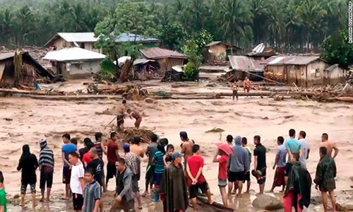 Daily Mail dẫn lời các quan chức Philippines ngày 25/12 cho biết, ít nhất 240 người thiệt mạng và hàng nghìn người mất nhà cửa sau khi bão Tembin đổ bộ vào Philippines, gây ra những trận lũ quét và sạt lở đất nghiêm trọng những ngày qua. Ảnh: CNN.
