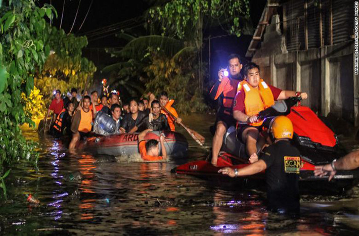 Được biết, đây là lần thứ hai trong chưa đầy một tuần Philippines bị bão càng quét. Trước đó, một cơn bão nhiệt đới mang theo mưa lớn và gió mạnh đã đổ bộ vào miền trung đất nước hôm 18/12, gây lũ lụt và sạt lở khiến hàng chục người thiệt mạng. Ảnh: CNN.