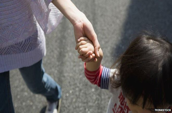 Tại Nhật Bản, sau khi sinh, các bà mẹ sẽ ngủ cùng con cái của họ cho đến khi chúng 10 đến 13 tuổi. Ảnh: BBC.