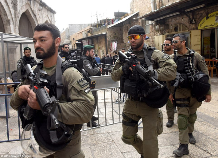 Binh sĩ vũ trang hạng nặng Israel tuần tra ở khu vực Thành phố cổ Jerusalem hôm 15/12. Ảnh: UPI.