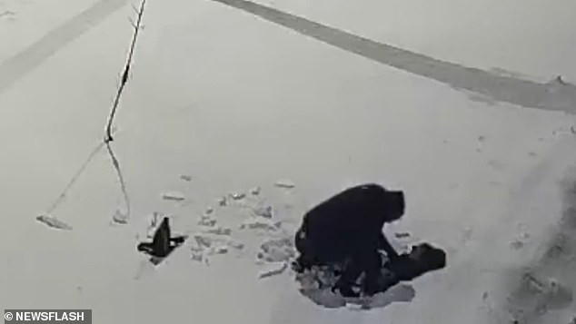 Sau khi rơi xuống lớp tuyết dày, bé trai nằm bất động trong giây lát nhưng sau đó được nhìn thấy cử động.
