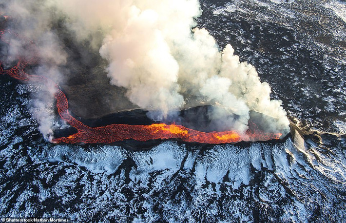 Dù bị coi là “cửa địa ngục trần gian” nhưng hàng năm, núi lửa Bardarbunga ở Iceland vẫn thu hút một lượng lớn khách du lịch tới khám phá.