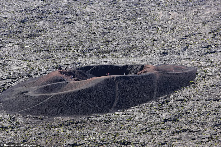 Núi lửa hình khiên Piton de la Fournaise trên đảo Réunion thuộc Ấn Độ Dương. Đây là một trong những núi lửa hoạt động mạnh nhất trên thế giới.