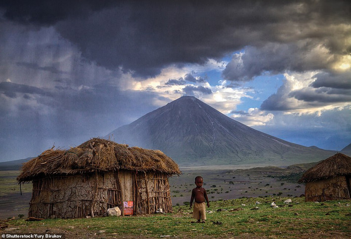 Ol Doinyo Lengai ở Tanzania là núi lửa vẫn còn hoạt động và là núi lửa phun trào dung nham natrocarbonatite duy nhất trên thế giới.