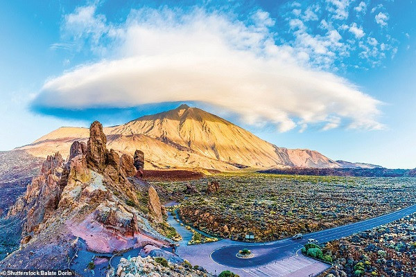Núi lửa Teide trên đảo Tenerife thuộc quần đảo Canaria, Tây Ban Nha. Đỉnh của núi lửa Teide cũng là điểm cao nhất ở Tây Ban Nha.