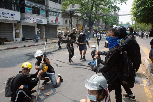 Cụ thể, ngày 14/3, thiết quân luật đã được ban bố tại quận Hlaingthaya và Shwe Pyi Thar sau khi xảy ra vụ việc một số nhà máy ở các địa phương này bị đốt phá. Ảnh: Người biểu tình phản đối chính quyền quân sự ở Yangon ngày 14/3.