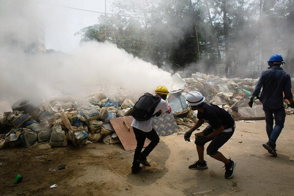 Có thể thấy, nhiều nơi của Yangon đã trở thành "điểm nóng" trong biến cố chính trị ở Myanmar khi người dân tiếp tục xuống đường biểu tình phản đối chính quyền quân sự, thách thức giới chức.
