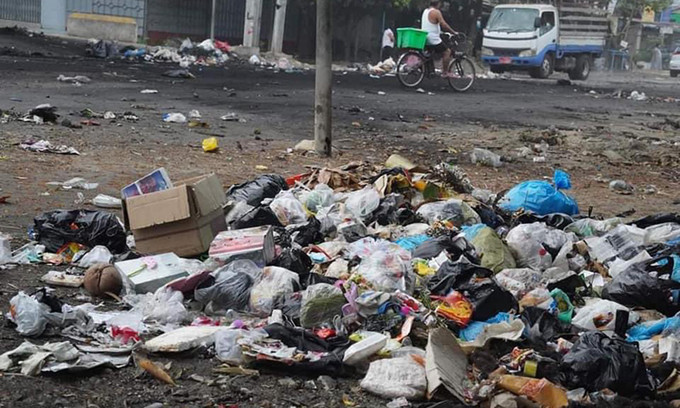Nhiều tuyến đường ở thành phố Yangon của Myanmar bị "ngập" trong rác thải ngày 30/3. Ảnh: Twitter.