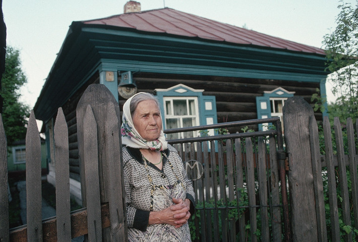 Một phụ nữ Siberia ở cổng trước nhà bà.