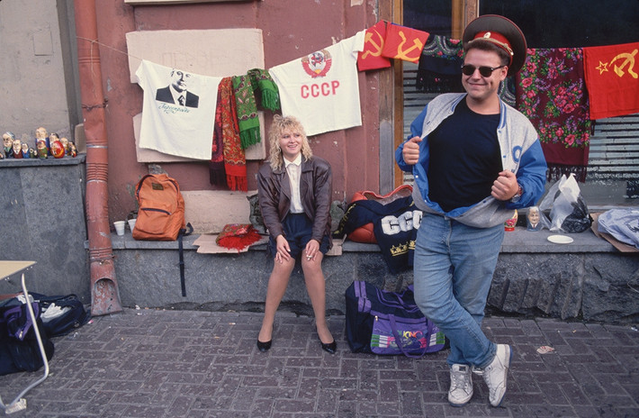 Đồ lưu niệm kiểu Xô viết trên con phố Arbat ở Moscow.