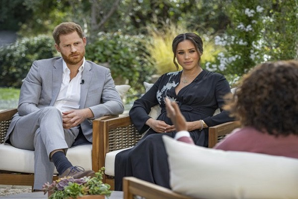 Tháng 3/2021, Meghan Markle và Harry đã tham dự cuộc phỏng vấn đặc biệt với "nữ hoàng truyền thông Mỹ" Oprah Winfrey, trong đó tiết lộ những thông tin phần nào cho thấy mối quan hệ căng thẳng giữa họ với Hoàng gia Anh. Ảnh: AP.