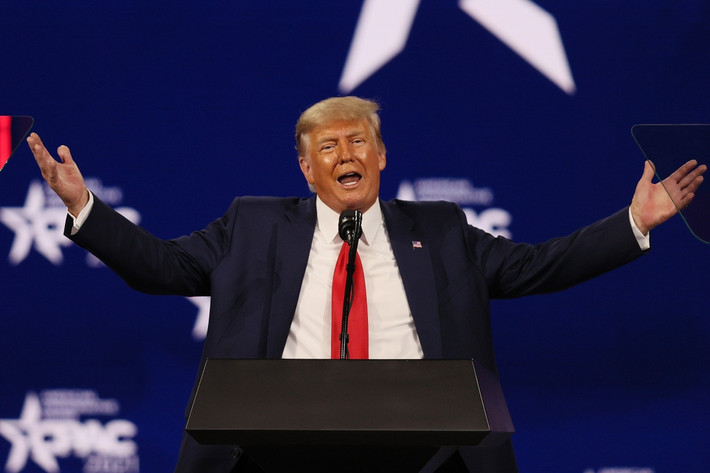 Theo CNBC, nhắc tới ông Biden trong bài phát biểu, cựu Tổng thống Trump đã chỉ trích người kế nhiệm về vấn đề nhập cư, Trung Quốc và mở cửa lại trường học. Ảnh: Politico.