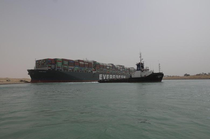 Tàu Ever Given dài 400m, trọng tải 220.000 tấn, và chở theo hàng trăm container hàng hóa. Đây là một trong những tàu container lớn nhất thế giới.