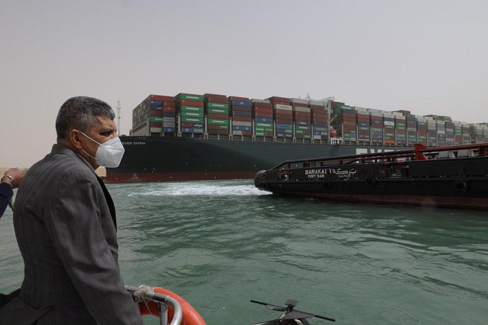 Ngày 25/3, SCA thông báo đã tạm thời đình chỉ giao thông tại kênh đào Suez để có thể giải cứu siêu tàu chở hàng Ever Given. Ít nhất 10 tàu kéo đã được huy động để giải cứu con tàu. Tuy nhiên, gió to và kích thước lớn của tàu Ever Given khiến hoạt động giải cứu gặp trở ngại.