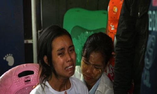 Tại thành phố Yangon, người biểu tình có tên Chit Min Thu thiệt mạng ở Bắc Dagon hôm 11/3. Trong ảnh là vợ của Chit Min Thu, cô Aye Myat Thu, đau lòng sau cái chết của chồng. Ảnh: STR.