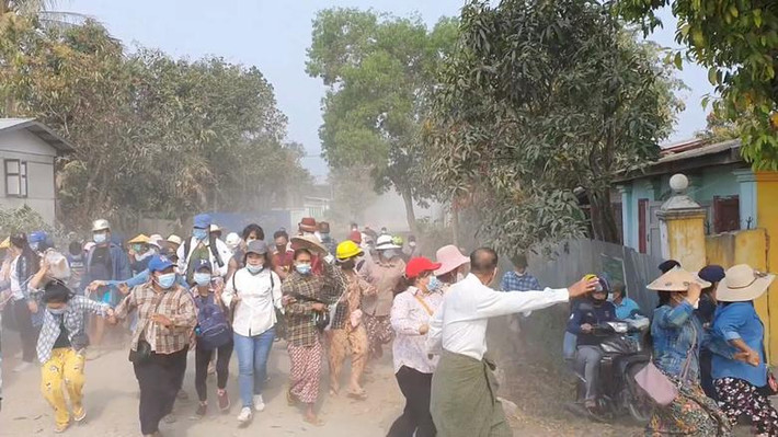 Trong số những người thiệt mạng nói trên có 8 nạn nhân ở thị trấn Myaing, nơi lực lương an ninh Myanmar nổ súng vào đám đông người biểu tình. Ảnh: Người dân tháo chạy trong một cuộc biểu tình ở Mohnyin ngày 9/3. Ảnh: Reuters.