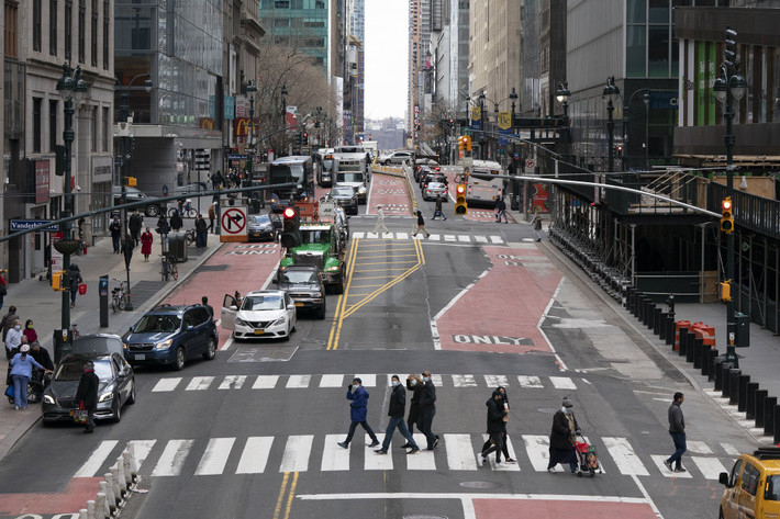 Khác với cảnh vắng vẻ của một năm trước lúc dịch COVID-19 hoành hành, New York hiện tại nhộn nhịp hơn. Người dân dần trở lại cuộc sống thường nhật với việc tuân thủ các quy định phòng, chống dịch như đeo khẩu trang, giữ khoảng cách,... Ảnh: Phố 42 ở New York ngày 4/3/2021. (Nguồn ảnh: AP)