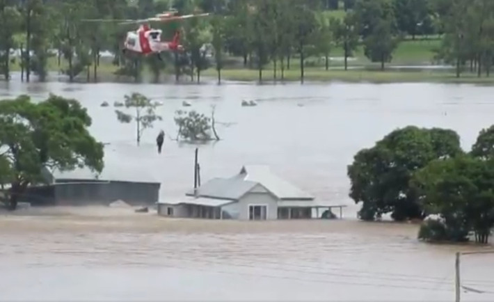 Trực thăng giải cứu một người mắc kẹt trên mái nhà ở Taree, New South Wales. Ảnh: Twitter.