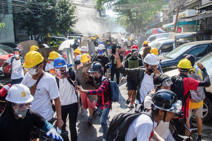Cũng trong ngày 8/3, cảnh sát ập vào quận Sanchaung, Yangon, và tuyên bố lục soát từng nhà để kiểm tra ai không phải là cư dân của khu vực này.