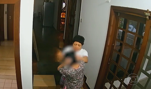 Vào tháng 10/2020, một đoạn video được lan truyền trên mạng ghi lại cảnh bà Mauro quát mắng và liên tục bạo hành người giúp việc 51 tuổi đến từ Philippines tại khu nhà ở của nữ đại sứ ở Brazil. Ảnh: ABS-CBN.