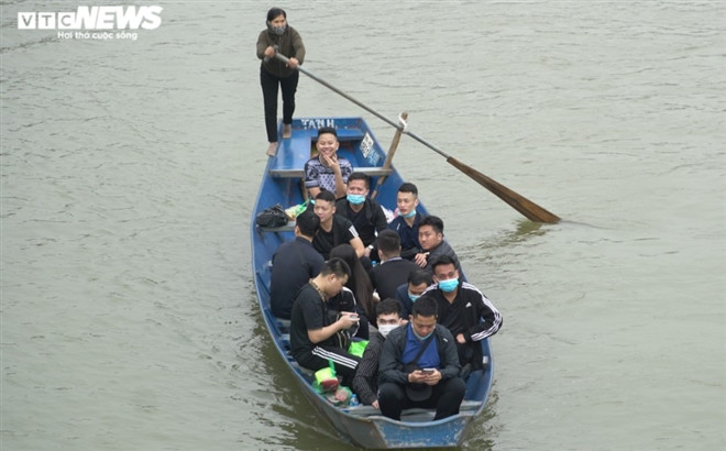 Cả chục thanh niên trên một chuyến đó nhưng chỉ có một vài người đeo khẩu trang.