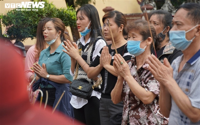 Băng rôn, loa phóng thanh tuyên truyền, yêu cầu người dân đeo khẩu trang, chấp hành quy định về phòng, chống dịch bệnh được đặt tại nhiều khu vực. Tuy nhiên vẫn còn khá nhiều người dân còn lơ là, chủ quan, chưa thực hiện nghiêm túc trong quá trình di chuyển bằng đò cũng như khi vào lễ trong đền, chùa.