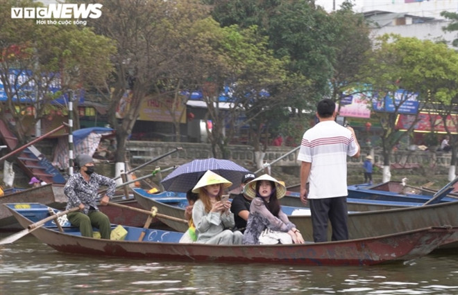 Những hình ảnh du khách không đeo khẩu trang xuất hiện khá phổ biến trên đường hành hương.