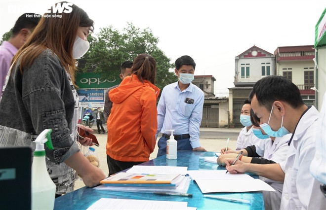 Khu vực bán vé được Ban tổ chức bố trí thêm chốt kiểm dịch, yêu cầu người dân khai báo y tế và kiểm tra thân nhiệt trước khi vào.