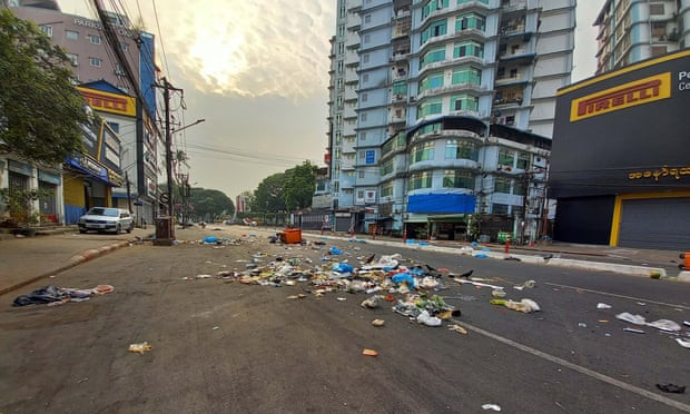 Theo Reuters, người dân Myanmar trong tuần này còn dùng cách xả rác để biểu tình phản đối chính quyền quân sự. Ảnh: EPA.