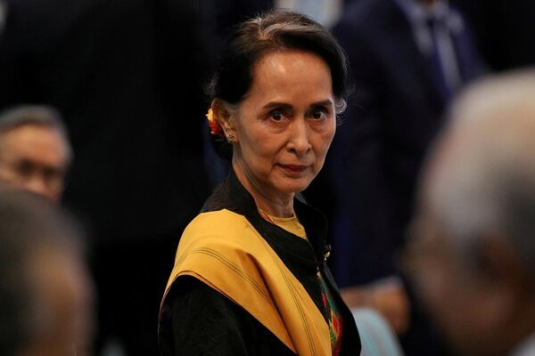 Tuy nhiên, điều đó không ngăn cản được đám đông tiếp tục xuống đường biểu tình phản đối chính quyền quân sự Myanmar, đòi trả tự do cho bà Aung San Suu Kyi (ảnh). Ảnh: Reuters.