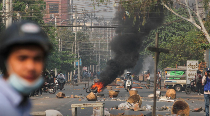Trong đó, ít nhất 29 người, bao gồm một bé gái 13 tuổi, thiệt mạng ở Mandalay, và ít nhất 24 người thiệt mạng ở thành phố Yangon. Ảnh: Reuters.