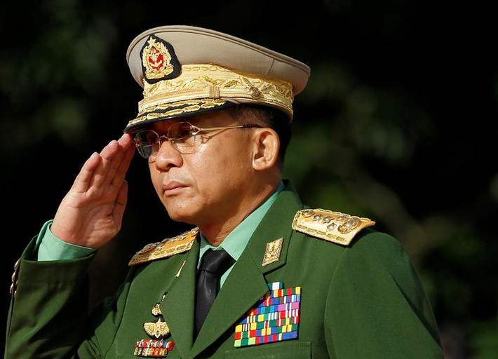 Biểu tình phản đối chính quyền quân sự sau đó lan rộng ở Myanmar. Trước cuộc khủng hoảng hiện nay tại quốc gia Đông Nam Á này, một số quốc gia trên thế giới, trong đó có Mỹ, đã ban hành lệnh trừng phạt đối với nhiều quan chức quân đội Myanmar chịu trách nhiệm vụ chính biến hôm 1/2. Trong ảnh là Tổng Tư lệnh quân đội Myanmar Min Aung Hlaing. Ảnh: Reuters.