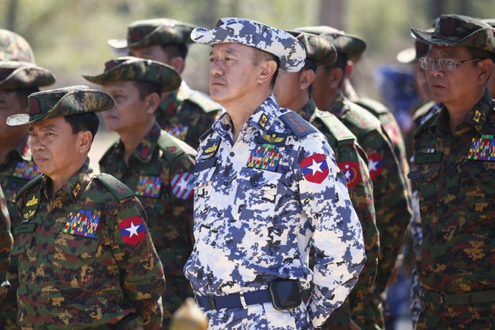 Ngày 22/2, chính quyền Mỹ tiếp tục bổ sung thêm hai người trong giới lãnh đạo quân sự Myanmar vào danh sách trừng phạt liên quan đến các sự kiện ở nước này. Cụ thể, Bộ Tài chính Mỹ quyết định áp trừng phạt đối với hai tướng lĩnh quân đội Myanmar là Trung Tướng Moe Myint Tun – cựu Tham mưu trưởng lục quân và Tướng Maung Maung Kyaw (đứng giữa) – Tư lệnh không quân.