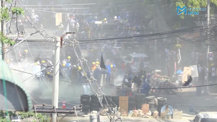 Một tuần sau khi Mỹ công bố các lệnh trừng phạt nhiều tướng lĩnh quân đội Myanmar, cả Anh và Canada cũng công bố các lệnh trừng phạt liên quan. Cụ thể, ngày 18/2, Anh áp đặt trừng phạt đối với 3 lãnh đạo quân sự hàng đầu của Myanmar trong khi Canada trừng phạt 9 quan chức quân sự nước này. Ảnh: Cuộc biểu tình phản đối chính quyền quân sự ở Yangon, Myanmar, hôm 4/3. Ảnh: Reuters.