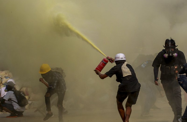 Theo AP, các cuộc biểu tình phản đối chính quyền quân sự ở Myanmar vẫn tiếp diễn. Trong ngày 17/3 vừa qua, ít nhất hai người bị bắn chết trong cuộc biểu tình ở Tây Bắc Myanmar. Ảnh: AP.