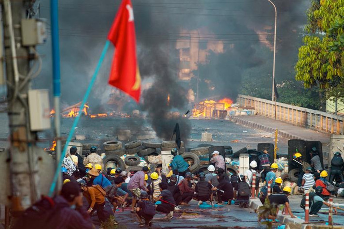 Cụ thể, vào ngày 14/3, thiết quân luật đã được ban bố tại thị trấn Hlaing Tharyar và Shwe Pyi Thar sau khi xảy ra vụ việc một số nhà máy ở các địa phương này bị đốt phá. Ảnh: Reuters.