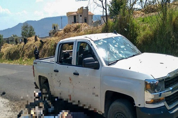 Ông Rodrigo Martinez-Celis, người đứng đầu cơ quan an ninh của bang Mexico cho biết, đoàn xe gồm các nhân viên an ninh đã bị tấn công bởi băng đảng bị tình nghi ở khu vực Llano Grande, thành phố Coatepec Harinas, khi đi tuần tra trong khu vực. Ảnh: PT.