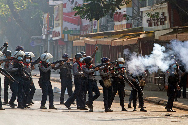 Đụng độ giữa lực lượng Quân đội Myanmar và người biểu tình thời gian qua đã khiến nhiều người thương vong. Ảnh: Reuters.