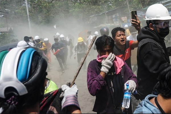 Hãng Kyodo bình luận việc quân đội Myanmar thả hơn 600 người biểu tình là động thái "xuống thang" đầu tiên của chính quyền quân sự, kể từ khi cuộc biểu tình phản đối chính quyền quân sự Myanmar bùng phát vào đầu tháng 2/2021. Ảnh: AA.