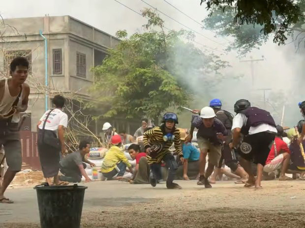 "Chúng tôi, những nhân viên y tế, đi đầu trong chiến dịch này để kêu gọi tất cả nhân viên chính phủ tham gia. Thông điệp của chúng tôi gửi tới công chúng là đặt mục tiêu xóa bỏ chế độ quân sự và chúng ta phải chiến đấu cho số phận của mình", Aye Misan, y tá tại bệnh viện ở thành phố Yangon, kêu gọi biểu tình hồi đầu tháng 2/2021. Ảnh: Reuters.