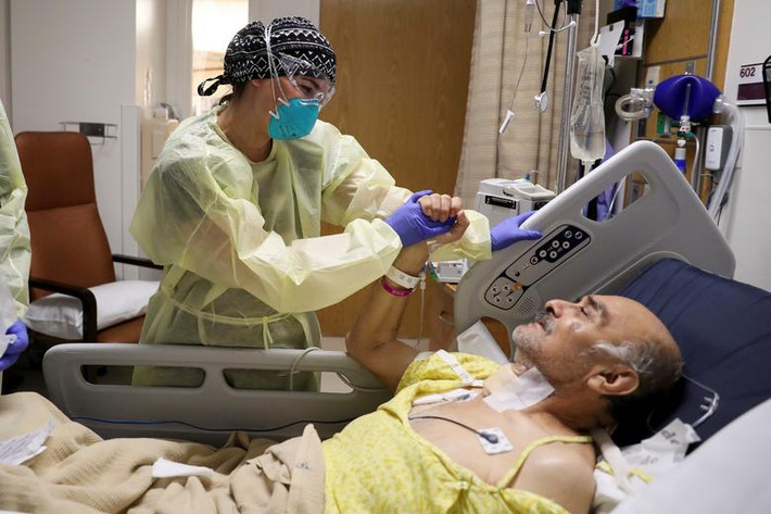 Bác sĩ Zafia Anklesaria, 35 tuổi, người đang mang thai 7 tháng, làm việc trong phòng chăm sóc tích cực cho bệnh nhân COVID-19 tại bệnh viện ở Los Angeles, California (Mỹ) ngày 18/5/2020.