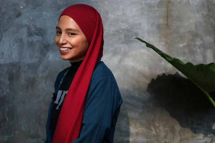Nhà văn, nghệ sĩ người Malaysia Wani Ardy mỉm cười trong cuộc phỏng vấn với Reuters tại Shah Alam, Malaysia, ngày 2/3/2021.
