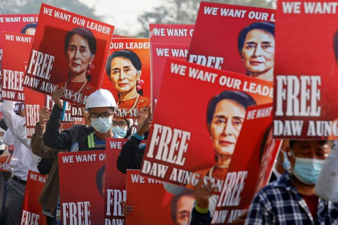 Ngày 1/3, Tòa án Myanmar đã đệ trình cáo buộc mới chống lại bà Aung San Suu Kyi. Bà Aung San Suu Kyi xuất hiện tại phiên tòa thông qua hội nghị truyền hình trong tình trạng sức khỏe tốt. Ảnh: Reuters.