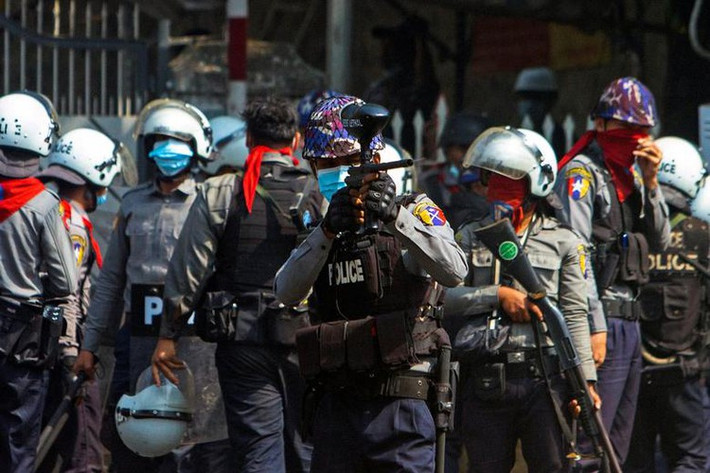 Các nhân chứng nói với Reuters rằng khi bà Suu Kyi xuất hiện tại phiên tòa, cảnh sát ở Yangon đã sử dụng lựu đạn gây choáng và hơi cay để giải tán đám đông khi biểu tình vẫn tiếp diễn. Ảnh: Reuters.