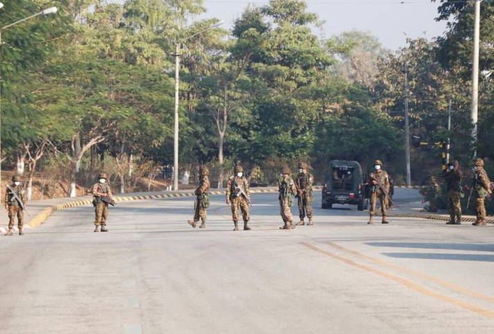Ngày 12/2, hàng trăm nghìn người tham gia các cuộc biểu tình ủng hộ dân chủ trên khắp Myanmar, với 3 người bị thương vì đạn cao su trong cuộc đụng độ với cảnh sát. Ảnh: Reuters.