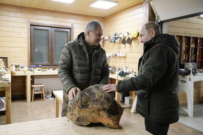 Tổng thống Nga Putin và Bộ trưởng Shoigu kiểm tra các xưởng gỗ trong khu rừng taiga.