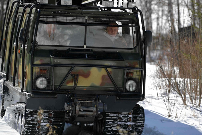 Theo The Guardian, trong kỳ nghỉ cuối tuần ở Siberia vừa qua, Tổng thống Nga Putin tự lái xe địa hình chở Bộ trưởng Quốc phòng Sergei Shoigu đi qua con đường rừng phủ đầy tuyết trắng. (Nguồn ảnh: The Guardian)
