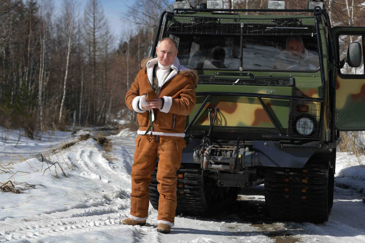 Ông Putin đứng trước chiếc xe địa hình ở Siberia.