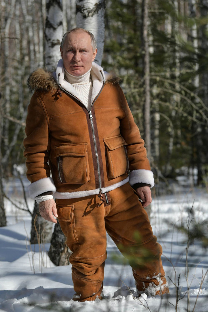 Tổng thống Putin cùng Bộ trưởng Shoigu đã xuống xe đi bộ. Có thể thấy, tuyết dày tới đầu gối ở một số địa điểm.